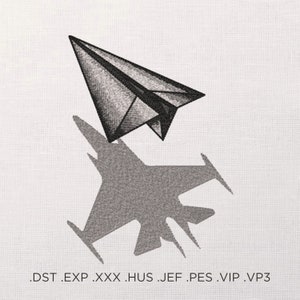 Puede incluir: Un diseño bordado presenta un avión de papel que proyecta la sombra de un avión de combate. La obra de arte está en tonos grises sobre un fondo blanco. La parte inferior de la imagen contiene el texto: .DST .EXP .XXX .HUS .JEF .PES .VIP .VP3.