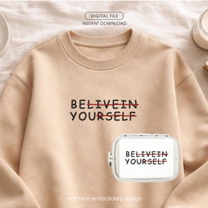 Pode incluir: Um moletom bege com o texto "BELIVEIN YOURSELF" em preto, com o "IN" riscado em vermelho. Um pequeno bastidor de bordado exibe o mesmo texto. As palavras "DIGITAL FILE INSTANT DOWNLOAD" e "machine embroidery design" também são visíveis.