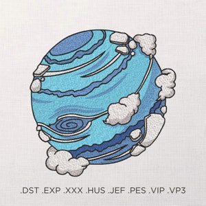 Può includere: Un disegno ricamato di un pianeta con nuvole, con un motivo a spirale in blu e bianco.