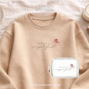 Puede incluir: Sudadera beige con las palabras "Perfectamente imperfecto" y un diseño de corazón rojo. Las palabras "ARCHIVO DIGITAL" y "DESCARGA INSTANTÁNEA" están en la parte superior. Un objeto rectangular blanco con el mismo diseño en la parte inferior.