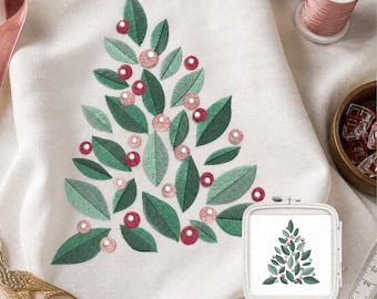 Könnte beinhalten: Ein Stickmuster auf weißem Stoff, das eine dreieckige Baumform aus verschiedenen grünen Blättern und kleinen rosa und roten runden Beeren zeigt. Das Design enthält eine kleine quadratische Rahmenvorschau und den Text DIGITAL FILE INSTANT DOWNLOAD.