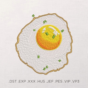 Puede incluir: Diseño bordado de un huevo frito con guarnición de cebolla verde. La yema del huevo es amarilla y naranja, y la clara del huevo es blanca.