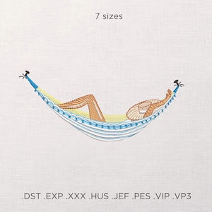 以下が含まれることがあります： ハンモックでくつろぐ人の刺繍デザイン。ハンモックは青と白のストライプで、黄色と青のアクセントが付いています。「7サイズ」という文字がハンモックの上にあります。画像にはファイル拡張子も含まれています。