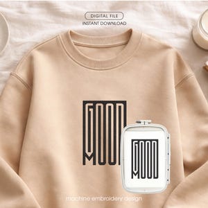 Puede incluir: Una sudadera beige con las palabras "GOOD MOOD" en un diseño lineal vertical negro. Una máquina de bordar blanca muestra el mismo diseño. El texto superior dice "DIGITAL FILE INSTANT DOWNLOAD". El texto inferior dice "machine embroidery design".