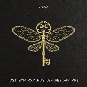 Może przedstawiać: Złoty wzór haftu przedstawiający klucz z motylimi skrzydłami. Wzór dostępny jest w 7 rozmiarach i w następujących formatach: .DST, .EXP, .XXX, .HUS, .JEF, .PES, .VIP, .VP3.