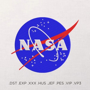 Könnte beinhalten: Ein blauer Kreis mit einer roten, geschwungenen Linie und weißen Sternen drumherum. Das Wort "NASA" ist in weißen Buchstaben im Kreis geschrieben.