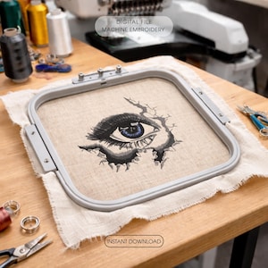 Puede incluir: Un letrero de madera rústico blanco con la palabra "Welcome" en un estilo manuscrito. El letrero tiene un aspecto envejecido y un elemento floral decorativo. El fondo es una textura de madera borrosa.