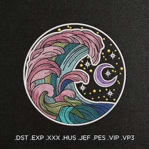 Può includere: Un disegno di ricamo circolare che presenta un'onda stilizzata con colori rosa, blu e verde. L'onda è posizionata su uno sfondo nero con una luna crescente e stelle gialle e bianche.