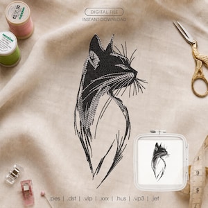 Könnte beinhalten: Eine digitale Stickdatei mit einer schwarzen Strichzeichnung einer Katze im Profil. Das Design ist auf Stoff abgebildet, zusammen mit zwei Garnrollen, einer goldenen Schere, einem Maßband und einem kleinen quadratischen Stickrahmen.