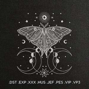 Peut inclure: Broderie blanche sur tissu noir représentant un papillon de nuit aux motifs complexes, entouré d'éléments célestes tels que des étoiles, des lunes et un soleil. Les formats de fichiers sont : .DST .EXP .XXX .HUS .JEF .PES .VIP .VP3.