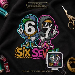 Könnte beinhalten: Eine digitale Stickdatei mit zwei Zeichentrickfiguren in Form der Zahlen 6 und 7. Die 6 trägt eine blaue Kappe und eine Goldkette, die 7 einen grauen Kapuzenpullover und eine Sonnenbrille. Der Text lautet SIX SEVEN in fetten Buchstaben.