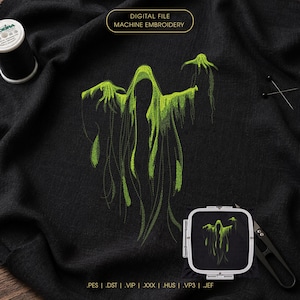 Op de afbeelding: Een digitaal machineborduurontwerp met een limoengroene spookachtige figuur in gescheurde, vloeiende gewaden en met klauwhanden op een zwarte stof. De tekst luidt DIGITAL FILE MACHINE EMBROIDERY en .PES | .DST | .VIP | .XXX | .HUS | .VP3 | .JEF.