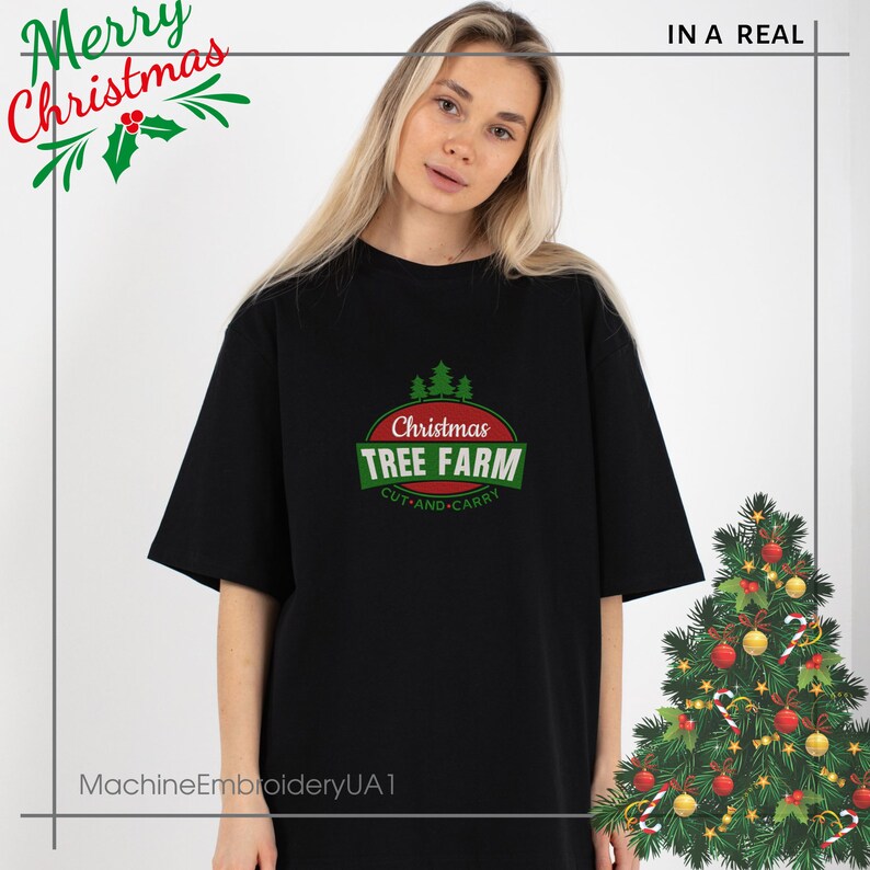 K&ouml;nnte beinhalten: Schwarzes T-Shirt mit einem rot-gr&uuml;nen Weihnachtsbaum-Farm-Logo. Das Logo ist ein Kreis mit dem Text "Christmas Tree Farm" in Gr&uuml;n und Rot, und den Worten "Cut-and-Carry" in kleinerem gr&uuml;nem Text darunter. Das Logo ist mittig auf dem Shirt platziert.
