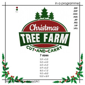 K&ouml;nnte beinhalten: Ein rotes und gr&uuml;nes Weihnachtsbaum-Farm-Logo mit dem Text "Christmas Tree Farm Cut and Carry" in einem Kreis. Das Logo ist von Stechpalmenbl&auml;ttern und -beeren umgeben. Der Text "7 Gr&ouml;&szlig;en" befindet sich unter dem Logo, gefolgt von einer Liste der Gr&ouml;&szlig;en in Zoll.