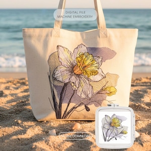 Może przedstawiać: Beżowa torba typu tote z haftem kwiatowym z żółtym i białym żonkilem. Torba znajduje się na piaszczystej plaży z tekstem "DIGITAL FILE MACHINE EMBROIDERY" i "INSTANT DOWNLOAD". Widoczna jest również mała tamborek z tym samym wzorem.