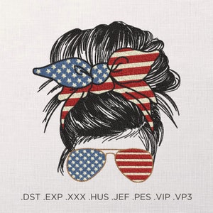 Op de afbeelding: Borduurwerk van een vrouw met een rommelige knot, die een zonnebril en een rood-wit-blauwe bandana draagt. De bandana is versierd met sterren en strepen, die lijken op de Amerikaanse vlag.
