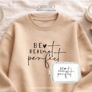 Puede incluir: Un letrero de madera hecho a mano con la palabra "Bienvenido" en una fuente juguetona. El letrero está pintado de blanco con un acabado envejecido y presenta un diseño floral en tonos rosas y verdes. Mide aproximadamente 30 cm de ancho.