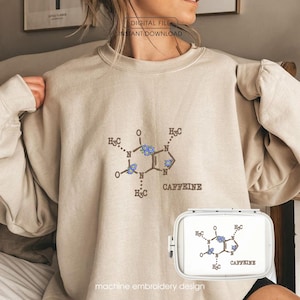 Könnte beinhalten: Beiges Sweatshirt mit einem braunen und blauen Koffeinmolekül-Design. Das Wort "CAFFEINE" ist darunter gedruckt. Der Text "DIGITAL FILE INSTANT DOWNLOAD" steht oben. Die Worte "machine embroidery design" stehen unten.