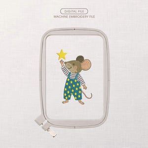 Puede incluir: Archivo de bordado a máquina con un ratón de dibujos animados con camisa a rayas y peto con estampado de estrellas, alcanzando una estrella amarilla. El texto "DIGITAL FILE MACHINE EMBROIDERY FILE" está en la parte superior. El diseño está dentro de un bastidor de bordado.