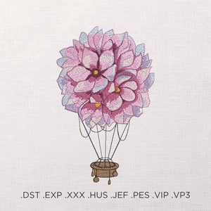 Op de afbeelding: Een roze en paarse bloemenluchtballon met een bruine mand. De ballon is gemaakt van geborduurd stof en heeft een delicaat, grillig ontwerp.