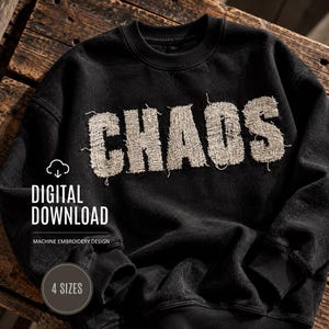Op de afbeelding: Een zwart sweatshirt met ronde hals en het woord CHAOS geborduurd in een gerafelde, lichtgekleurde, jute-achtige stof op de borst. De afbeelding bevat de tekst DIGITAL DOWNLOAD, MACHINE EMBROIDERY DESIGN en 4 SIZES.