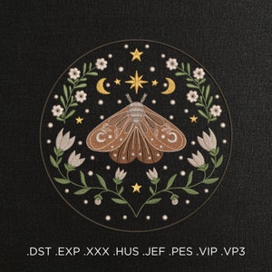 Könnte beinhalten: Gestickte Darstellung eines braunen Falters mit weißen und goldenen Akzenten, umgeben von einem Kreis aus weißen Blüten und grünen Blättern. Das Design enthält einen Halbmond, Sterne und einen großen Stern in der Mitte.