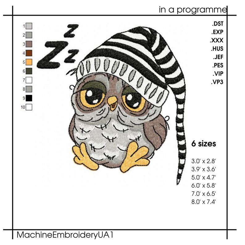 Op de afbeelding: Een grijze en witte cartoon-uil met een zwart-wit gestreepte slaapmuts. De uil heeft grote, ronde ogen en een kleine snavel. De uil zit met gekruiste benen en gevouwen vleugels. De afbeelding bevat de tekst "Z" en "Zzz" in een gestileerd lettertype. De afbeelding bevat ook de tekst "in a programme" en "6 maten" met een lijst van maten in inches.