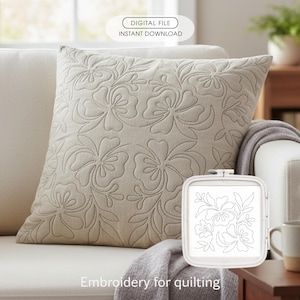 Peut inclure: Un coussin carré beige avec un motif floral est présenté sur un canapé blanc. Le coussin a un design matelassé. Un cercle à broder avec un contour floral est sur une table. Le texte indique "FICHIER NUMÉRIQUE TÉLÉCHARGEMENT INSTANTANÉ" et "Broderie pour le quilting."