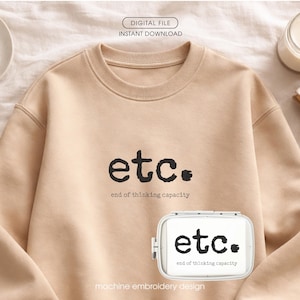 以下が含まれることがあります： ベージュ色のスウェットシャツ。黒字で「etc.」と「end of thinking capacity」の文字がプリントされています。同じテキストの小さな刺繍デザインも表示されています。「DIGITAL FILE」と「INSTANT DOWNLOAD」の文字が上部にあります。