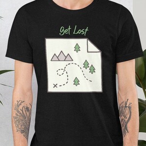 Get Lost Unisex T-Shirt Outdoor Adventure Wandern Camping Karte mit Bäumen Berge Nach Draußen gehen wir können uns in der Natur verlieren