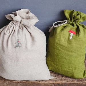 Personalisierter Weihnachtsmann Sack aus Leinen und handbestickt