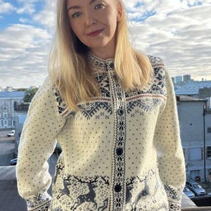 Woolen Cardigan: Classic White Knit Jacket with Deer Pattern