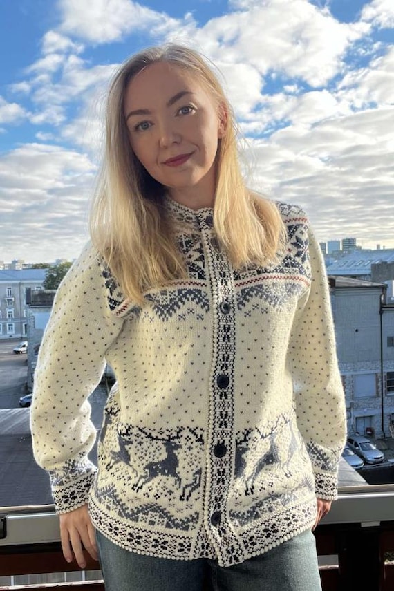 ウールカーディガン：鹿柄のクラシックなホワイトニットジャケット 
