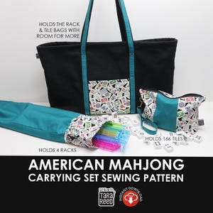 Peut inclure: Un sac fourre-tout noir, une pochette avec des accents turquoise et un porte-racks turquoise pour le Mahjong américain. Le sac fourre-tout a une poche à motifs et des sangles turquoise. La pochette contient 166 tuiles, et le porte-racks contient 4 racks. Le texte indique "AMERICAN MAHJONG CARRYING SET SEWING PATTERN."