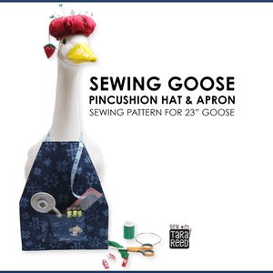 Può includere: Una statuetta di oca bianca che indossa un cappello di stoffa rosso con spilli e un grembiule blu scuro a motivi geometrici con tasche. Il testo recita SEWING GOOSE PINCUSHION HAT & APRON SEWING PATTERN FOR 58.42 CM GOOSE. Sono presenti accessori da cucito.