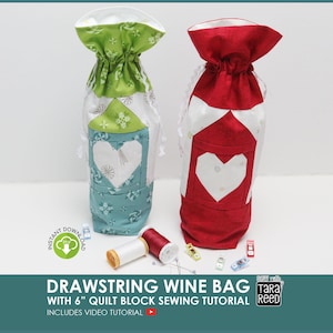 Op de afbeelding: Twee wijnzakken met trekkoord, één groen en blauw, de andere rood en wit, met hartvormige quiltblokontwerpen. De tassen zijn ongeveer 15 cm hoog. De afbeelding bevat ook klosjes garen en naaiaccessoires. De tekst op de afbeelding luidt "DRAWSTRING WINE BAG WITH 6" QUILT BLOCK SEWING TUTORIAL".