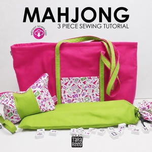 Może przedstawiać: Trzyczęściowy zestaw instrukcji szycia zatytułowany MAHJONG 3 PIECE SEWING TUTORIAL, zawierający dużą torbę w kolorze intensywnego różu, mniejszą saszetkę na zamek oraz długi pokrowiec w kolorze limonkowym, ozdobione motywami płytek mahjong.