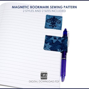 Könnte beinhalten: Ein digitales PDF-Schnittmuster für magnetische Lesezeichen mit zwei blauen Stoff-Lesezeichen mit Lilien- und Sternenmuster, eines davon hält einen violetten Stift, auf einem linierten Notizbuch mit dem Text MAGNETIC BOOKMARK SEWING PATTERN.