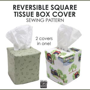Peut inclure: Un patron de couture pour housse de boîte à mouchoirs carrée réversible présentant deux motifs : un vert sauge avec des empreintes et un blanc avec des ponts couverts et des arbres. Texte : REVERSIBLE SQUARE TISSUE BOX COVER SEWING PATTERN, 2 covers in one!, Sew with TARA REED.