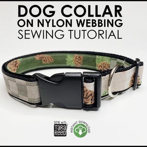 Pode incluir: Uma coleira para cães feita de correias de nylon, com uma fivela de plástico preta e um anel em D de metal prateado. A coleira apresenta um padrão de pinhas sobre um fundo verde e um padrão xadrez cinzento. O texto "DOG COLLAR ON NYLON WEBING SEWING TUTORIAL" está no topo.