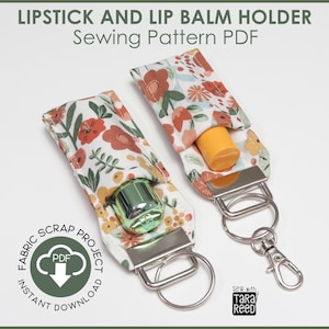 Puede incluir: Dos fundas de tela para lápiz labial y bálsamo labial con estampados florales, cada una con un tubo de lápiz labial o bálsamo. Los soportes tienen herrajes plateados y llaveros. La imagen incluye el texto "LIPSTICK AND LIP BALM HOLDER Sewing Pattern PDF".