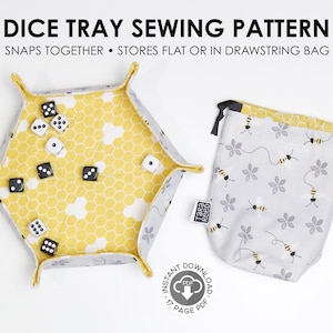 Könnte beinhalten: Ein gelb-weißes sechseckiges Würfeltablett mit schwarz-weißen Würfeln, neben einem Kordelzugbeutel mit einem Bienen- und Blumenmuster. Der Text "DICE TRAY SEWING PATTERN" ist sichtbar.