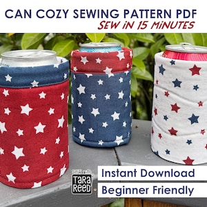 Peut inclure: Trois manchons pour canettes avec des motifs d'étoiles rouges, blanches et bleues. Le texte "CAN COZY SEWING PATTERN PDF" et "SEW IN 15 MINUTES" est en haut. Le texte "Instant Download" et "Beginner Friendly" est en bas.
