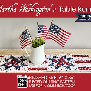 Może przedstawiać: Czerwono-biało-niebieski bieżnik stołowy z wzorem gwiazdek. Bieżnik stołowy ma wymiary 23 cm x 91 cm i jest wykonany z pikowanego wzoru w kawałkach. Tekst "Sew with Tara Reed" znajduje się w lewym dolnym rogu obrazu. Tekst "FINISHED SIZE: 9" X 36" PIECED QUILTING PATTERN USE FOR A QUILT ROW TOO!" znajduje się w dolnej części środka obrazu.