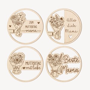 May include: Four wooden Mother's Day decorations. Each circular piece features a bouquet of flowers and text in German. The phrases include "Zum Muttertag mama", "Alles Liebe Mama", "Muttertag mit liebe", and "Beste Mama".
