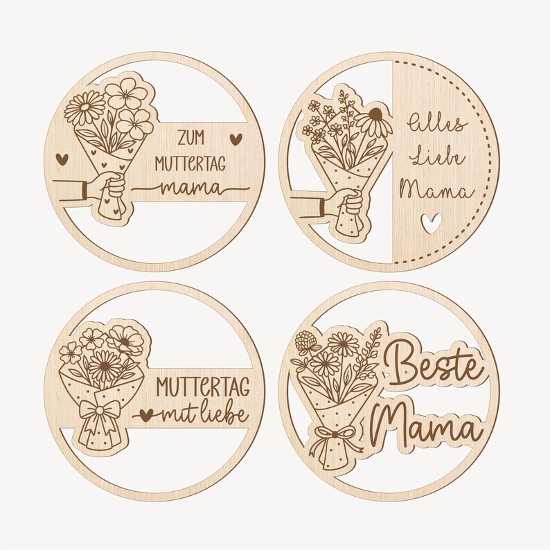 May include: Four wooden Mother's Day decorations. Each circular piece features a bouquet of flowers and text in German. The phrases include "Zum Muttertag mama", "Alles Liebe Mama", "Muttertag mit liebe", and "Beste Mama".