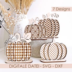 Könnte beinhalten: Vier lasergeschnittene Kürbisdekorationen aus Holz mit verschiedenen Mustern wie Blumen, Zickzacklinien, Rauten und Punkten. Jeder Kürbis steht auf einem flachen Sockel. Der Text 7 Designs und DIGITALE DATEI - SVG - DXF ist sichtbar.