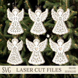 Könnte beinhalten: Sechs Holzengel-Ornamente mit aufwendigen Ausschnitten, die an goldenen Schnüren vor einem Hintergrund aus Tannenzweigen hängen. Jeder Engel hat ein einzigartiges Muster, darunter Blumen- und Herzmotive. Der Text "SVG LASER CUT FILES DIGITAL DOWNLOAD" befindet sich unten.