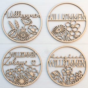 Pu&ograve; includere: Un set di tre tazze in ceramica con finitura opaca e macchiettata. Le tazze sono nei toni del crema, grigio chiaro e grigio scuro. Ogni tazza ha un design semplice e minimalista e un manico arrotondato.