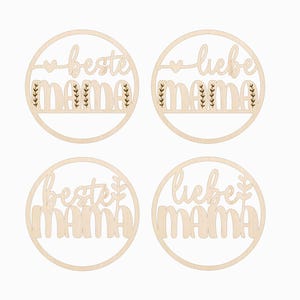 K&ouml;nnte beinhalten: Vier h&ouml;lzerne, kreisf&ouml;rmige Dekorationen mit den ausgeschnittenen W&ouml;rtern "beste mama" und "liebe mama". Jeder Kreis hat ein Herz- und Bl&auml;tterdesign. Das Holz hat eine helle, nat&uuml;rliche Farbe.